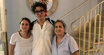 Tananai e la visita a sorpresa in Umbria. Il cantante a cena in un ristorante perugino: "Grazie per la visita"