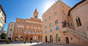 Arrestato dirigente comunale a Foligno: ha accoltellato un uomo per strada