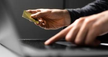 Si finge donna e poi lo ricatta online