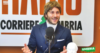 Dal camice alle imitazioni: Alessandro Catoggio, il kinesiologo che fa ridere tutti nei panni di Cucinelli