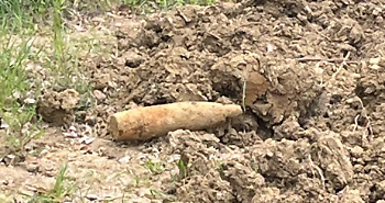 Bomba della seconda guerra mondiale spunta da un campo a Montebello